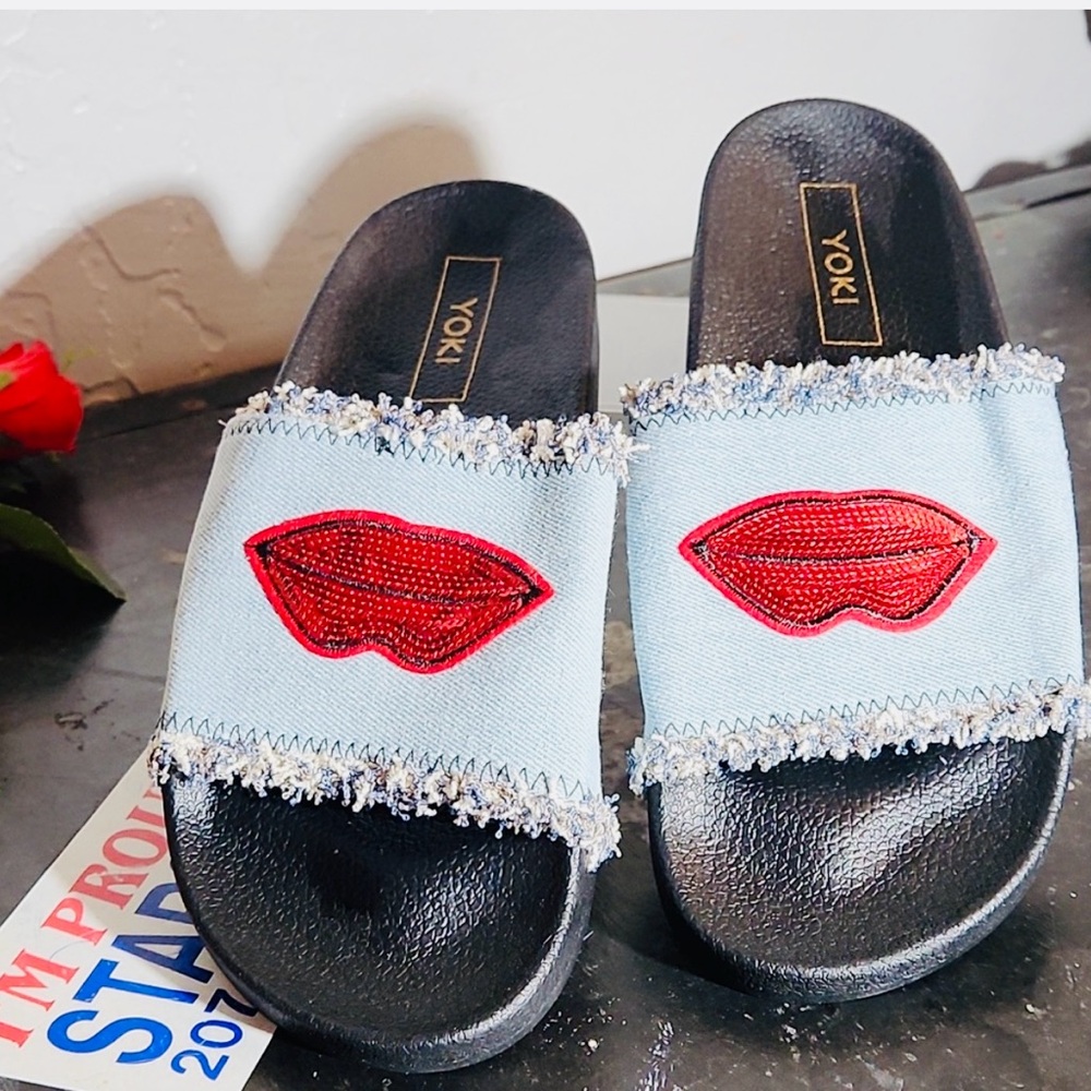 Yoki Blue Denim Frayed Slide Sandal Chic Whimsical Red Sequin Lip Design NWT S-9 - Picture 4 of 16